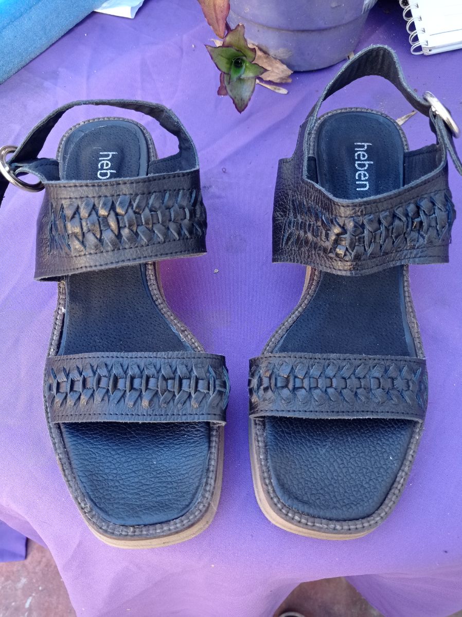 Sandalias de cuero color  negraS
