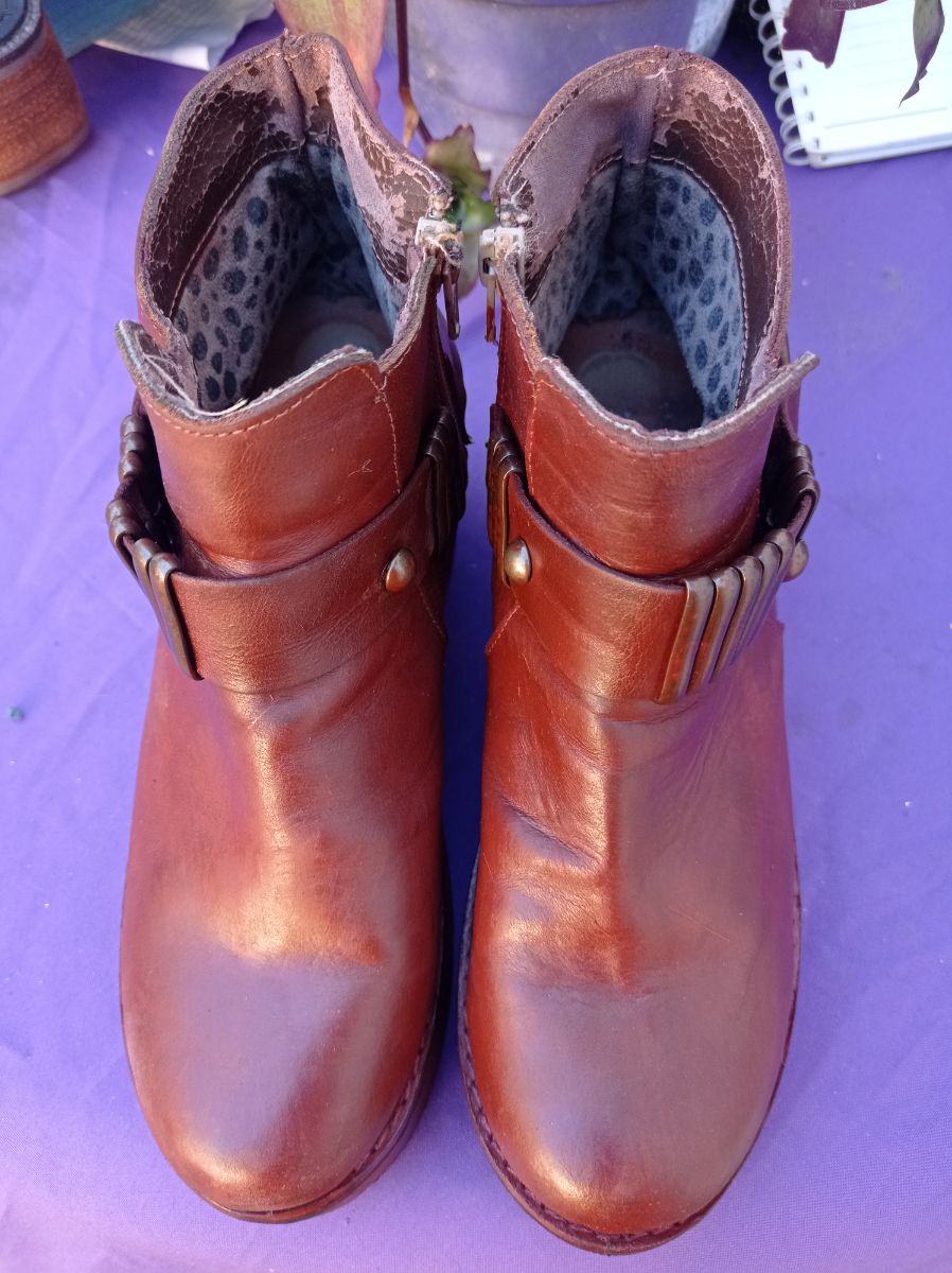 Botas de cuero color marron